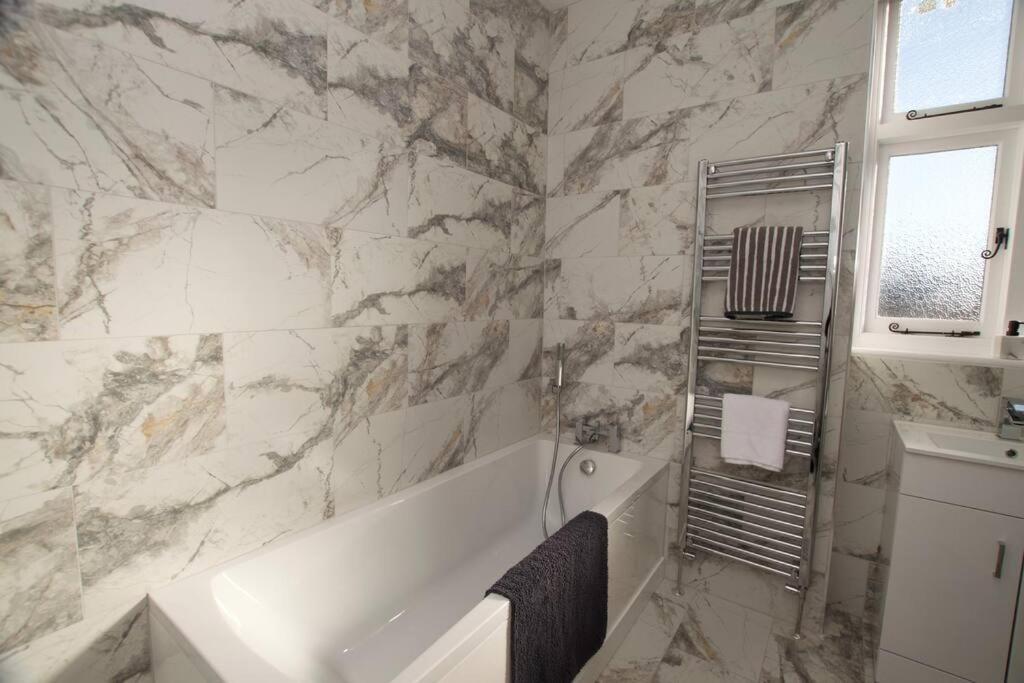 Апартаменты Beautiful Large 3-Bed Coastal Flat With Parking. Фринтон-он-Си Экстерьер фото
